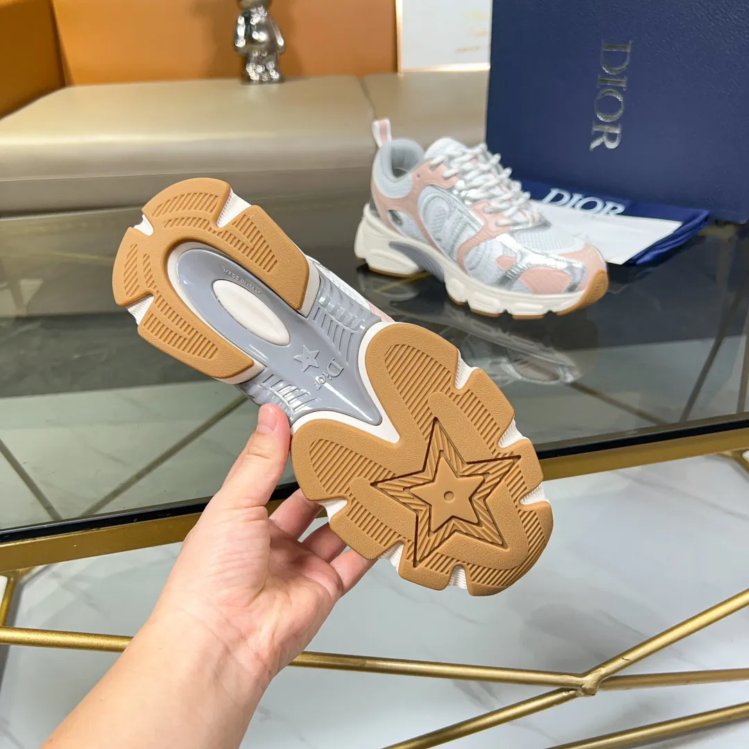 Men's Men's Shoes 💰500 [New Style] 🛠️🛠️Dior-Dior Chrono sneakers are a new product in the 2024 autumn ready-to-wear series, reinterpreting running shoes in Dior's high-end style. Crafted from beige mesh with laminated leather-effect panels in gold and silver tones, it's highlighted by CD logos on the sides, a star patch on the tongue and a Dior logo on the heel. Featuring tri-color laces, a lightweight sole and star embellishments for a casual look for any season. Size: Female size 35-41 (Female size 41 and 42 can be customized) Male size 39-44 (45/46 can be customized) Color: white, pink, gold, silver, black